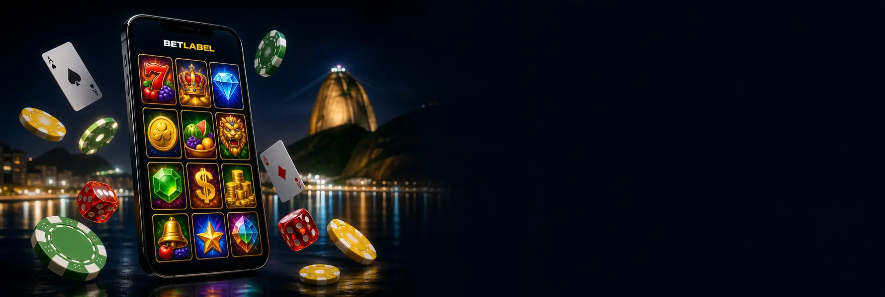 Celular com o lobby de slots do BetLabel Cassino cercado de fichas, dados e cartas, com o Pão de Açúcar ao fundo
